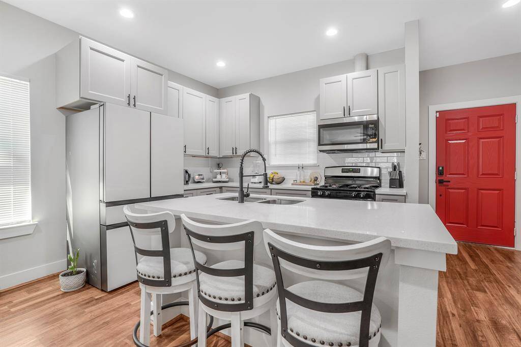 Well designed kitchen features soft close cabinets ,granite counters, gas range and venting microwave.