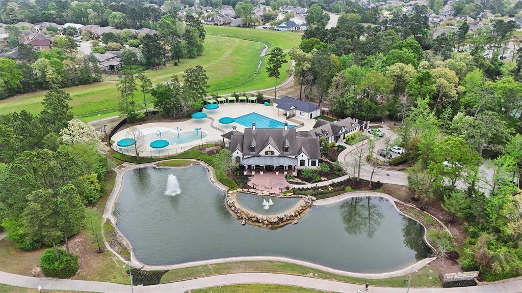 The flagship amenity is the gorgeous award-winning lakeside clubhouse. The 4200 sq. ft. facility is ideal for year-round family fun at private and community events.