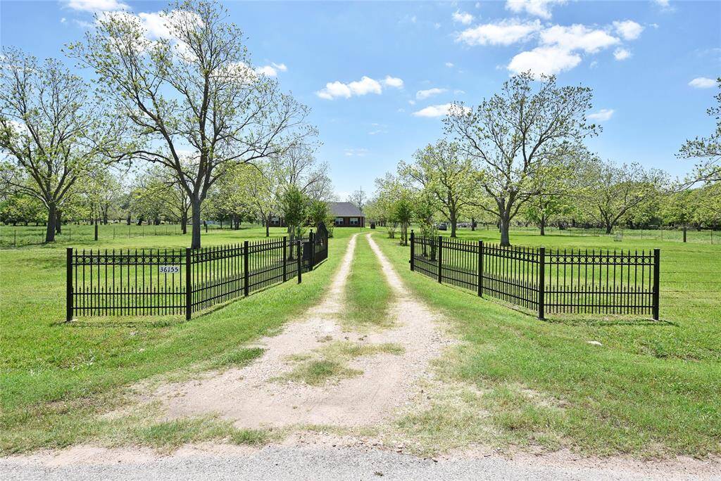 Lush piece of property with a lovely home. This property sits between Simonton (just West of Fulshear) and Brookshire. The road to the left on this photo is FM 1489. FM 1489 goes from Hwy 90 in Tavner to I-10. The road on the bottom of the photo is County Line Road and the road to the right is a private road.