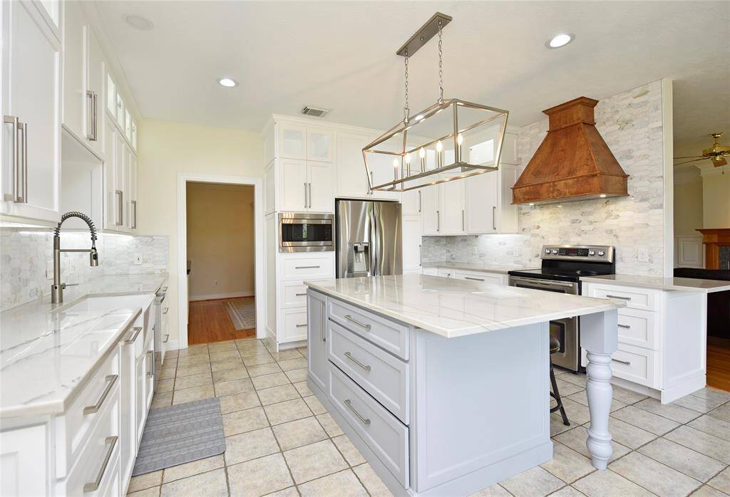 This home has a nice floor plan with split bedrooms. The primary suite is on the back side of the home and the other bedrooms are at the front side.