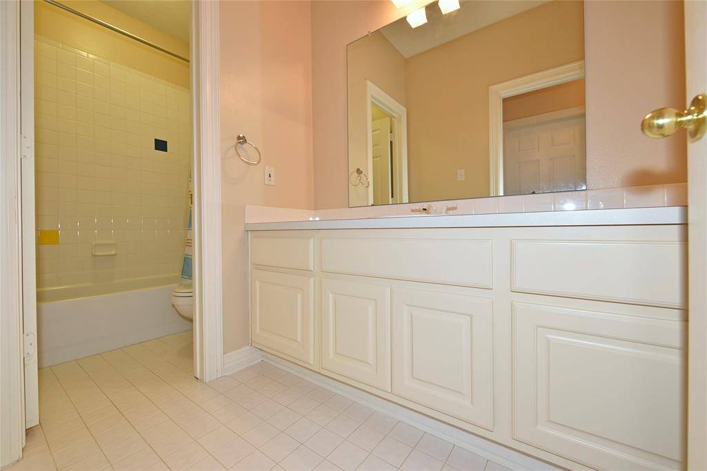 This is the bath for the secondary bedrooms.