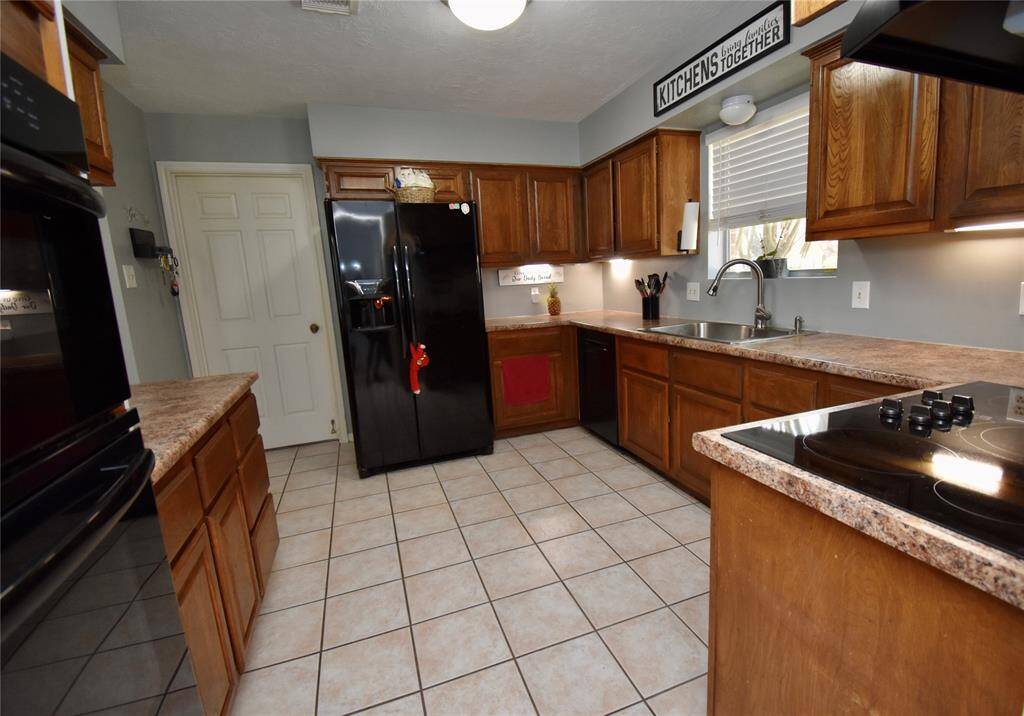 Another view of the kitchen.