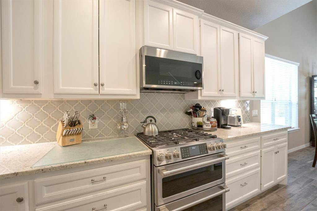 Ditch the takeout and enjoy delicious homecooked meals with stainless steel appliances that include double gas ovens, a built-in microwave, and an automatic dishwasher—everything you need for effortless prep and easy clean-up.
