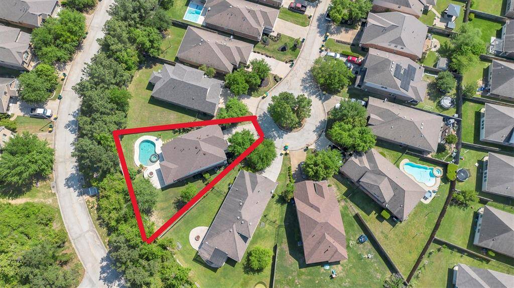 The peaceful cul-de-sac location is amazing! Close to resort-style amenities including parks, playgrounds, pools & splash pads, tennis courts, scenic trails and so much more.