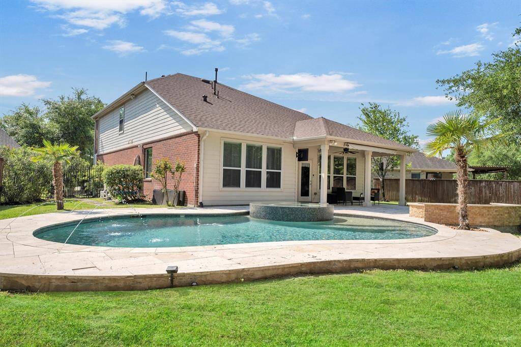 Enjoy resort-style living right at home with soothing water features and a built-in tanning ledge that invites you to lounge and soak up the sun.