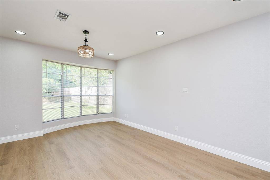 This bright, spacious room with large windows and a view of the garden, is ideal while dining.