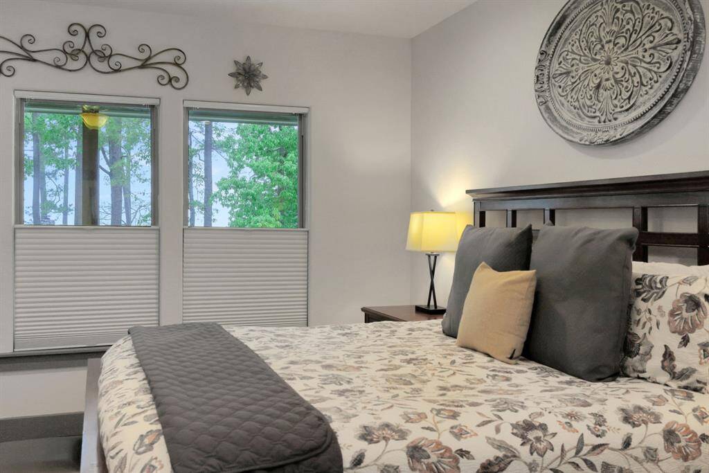 Enjoy customizable light and privacy with top-down/bottom-up room darkening shades, a great addition for this bedroom.