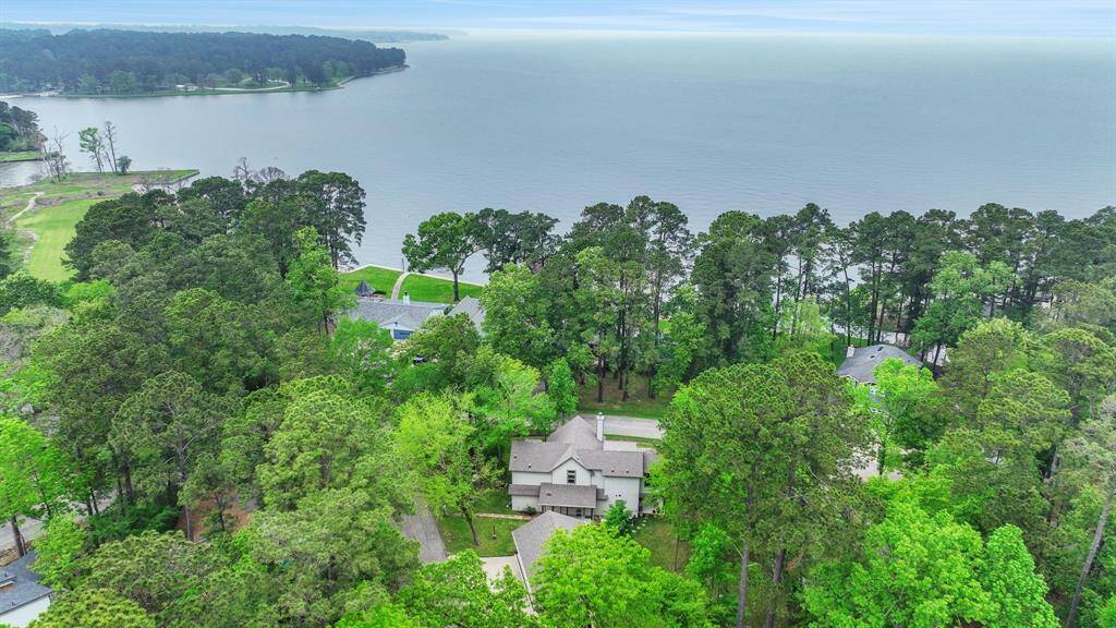 An aerial view perfectly illustrates this home's convenient proximity to Lake Livingston.