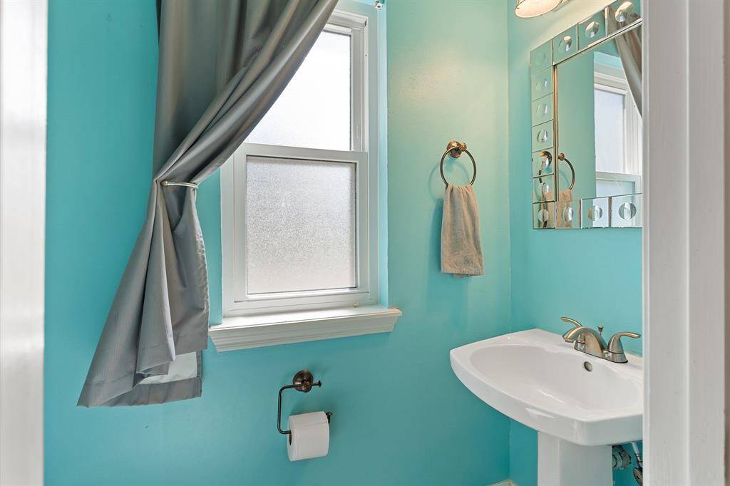 1/2 Bathroom