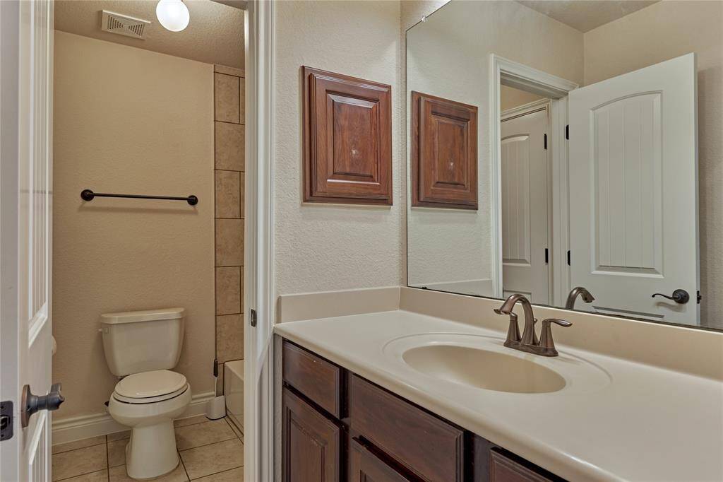 Bathroom #2 is a Jack-n-Jill.