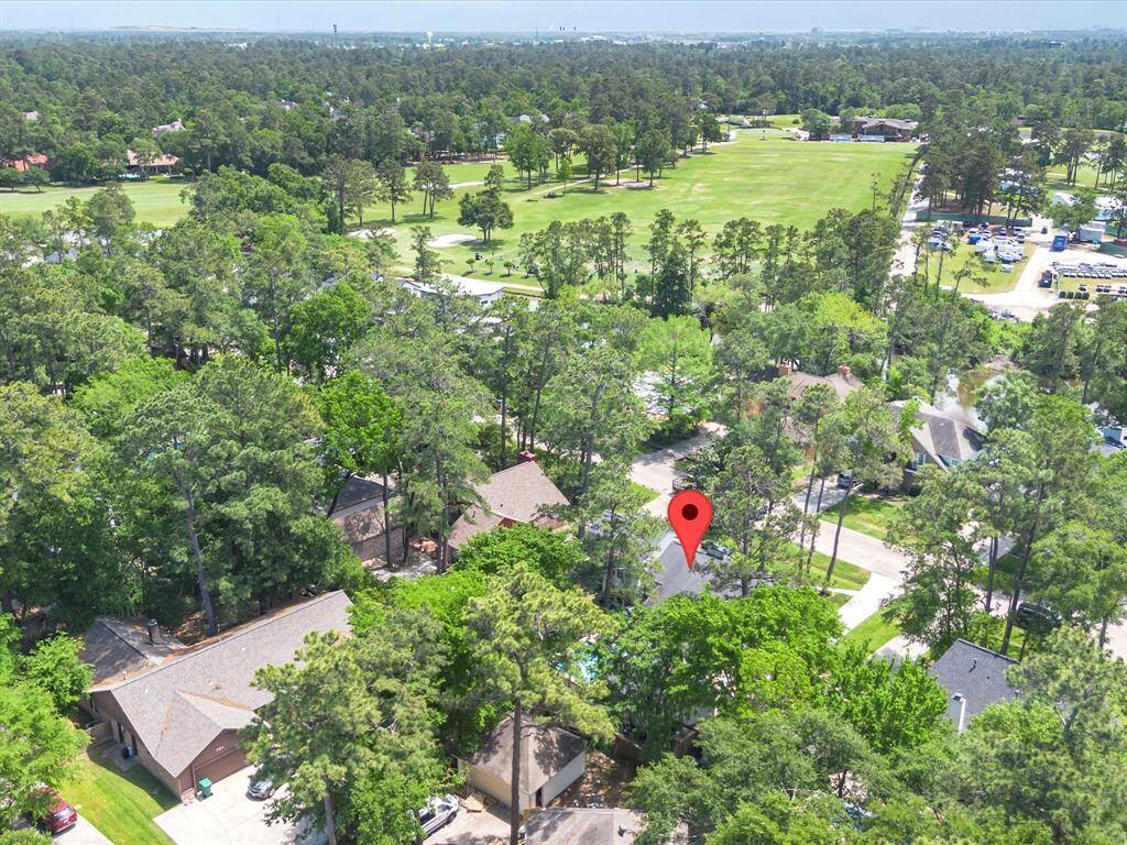 The club and course are just minutes away from this home and area