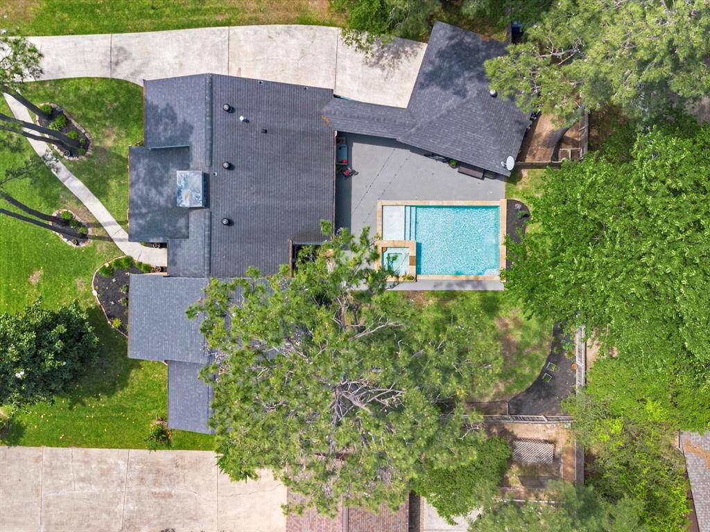 This is a fantastic lot with over 10,000 sf