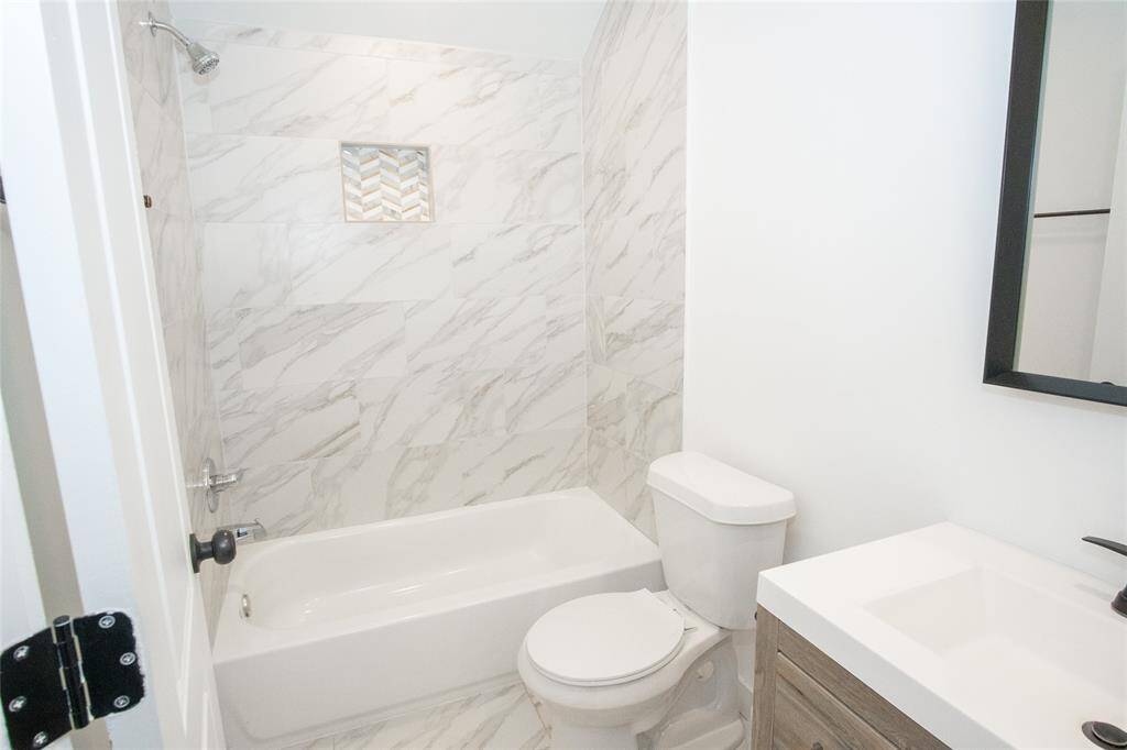 Secondary bathroom in the main house (2nd floor)