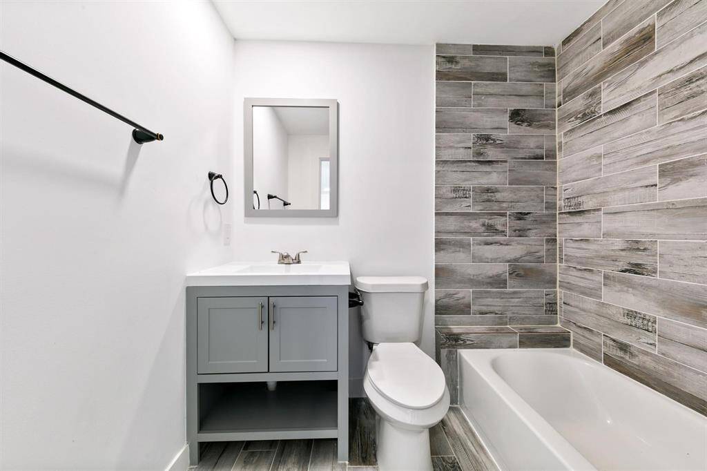 Garage apartment has a full bathroom