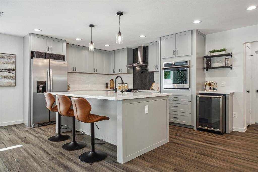 Kitchen with large island & double oven