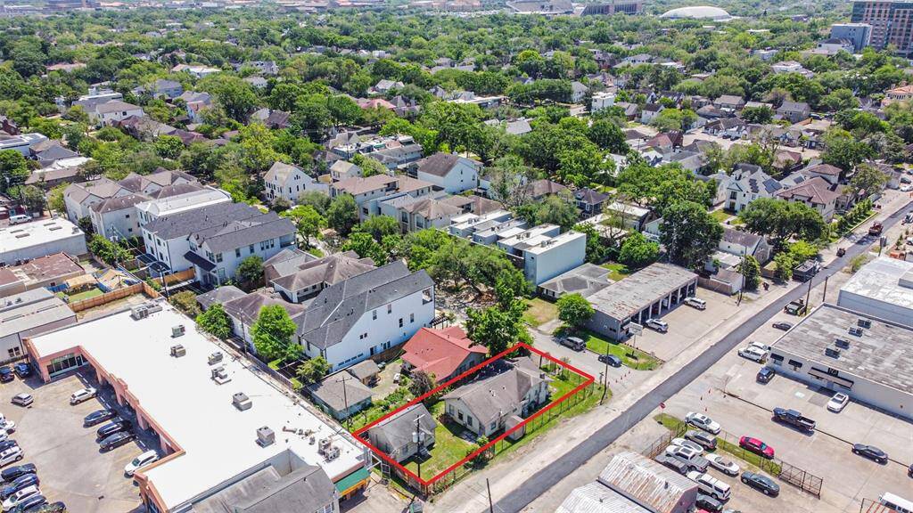The location of this lot is close to beautiful neighborhoods, retail and shopping. From this vantage point, Rice University is in the distance.
