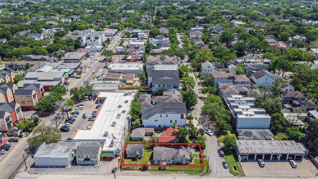 The lot is located on the corner of Kelvin Dr. and Wroxton Rd. To the left is Bissonnet Street, which leads directly to the Museum District.