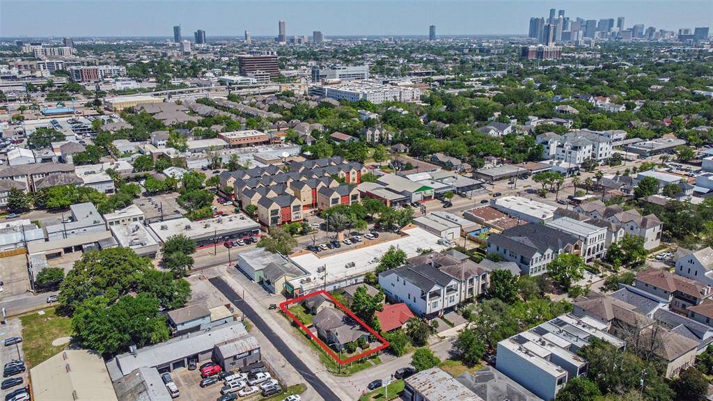 Wroxton Rd. is a beautiful street with a mixture of older homes and newer town homes.