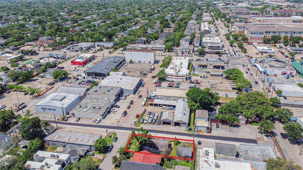 One block west is Kirby Drive, which leads in one direction towards Reliant Stadium, and in the other, through River Oaks to Buffalo Bayou.