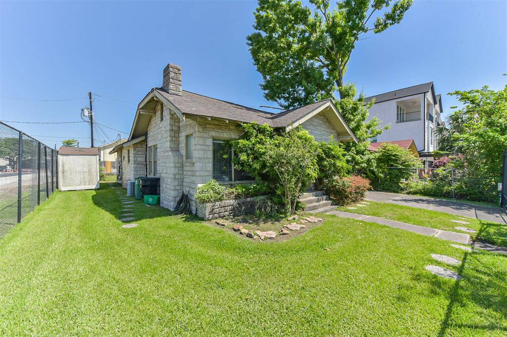 Highly desirable corner of Kelvin and Wroxton!