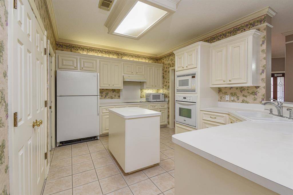 Island Kitchen. Refrigerator Included.