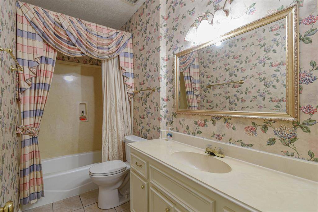Full Hall Bath