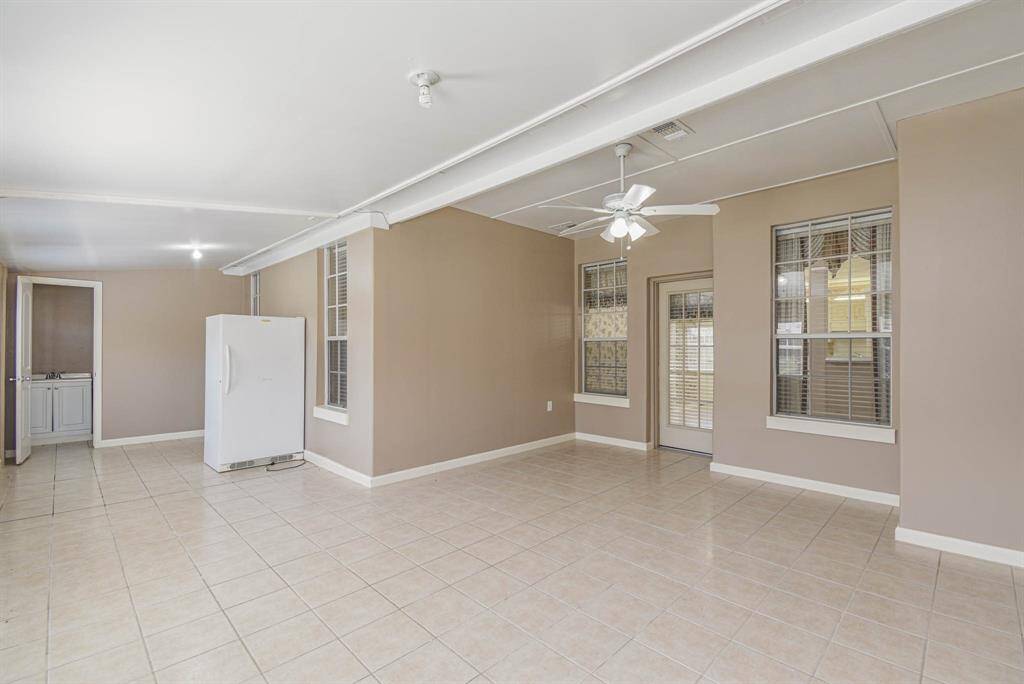 Spacious Sunroom with Full Bath