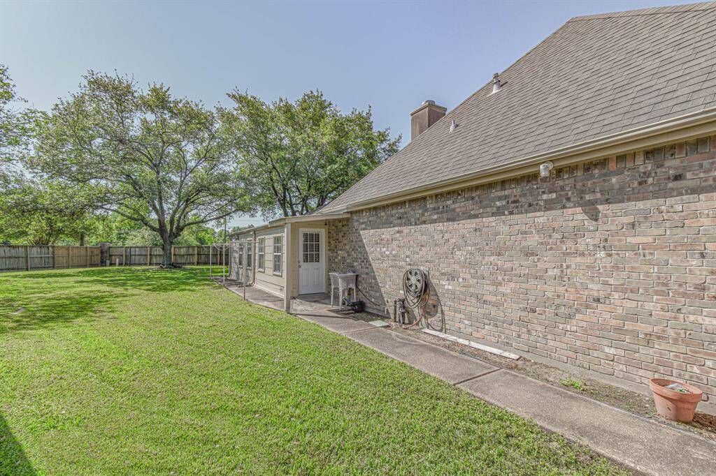 Huge Fenced Back Yard - Sink Access by Back Door.