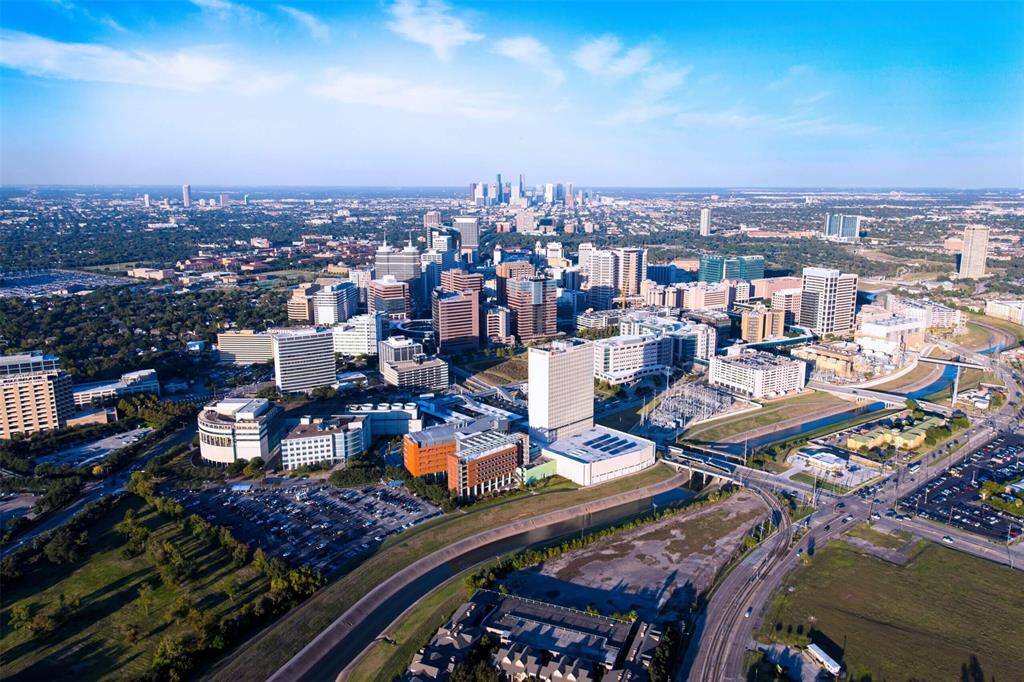 Situated less than 12 minutes from the Texas Medical Center, this property offers exceptional convenience for healthcare professionals, patients, and students.