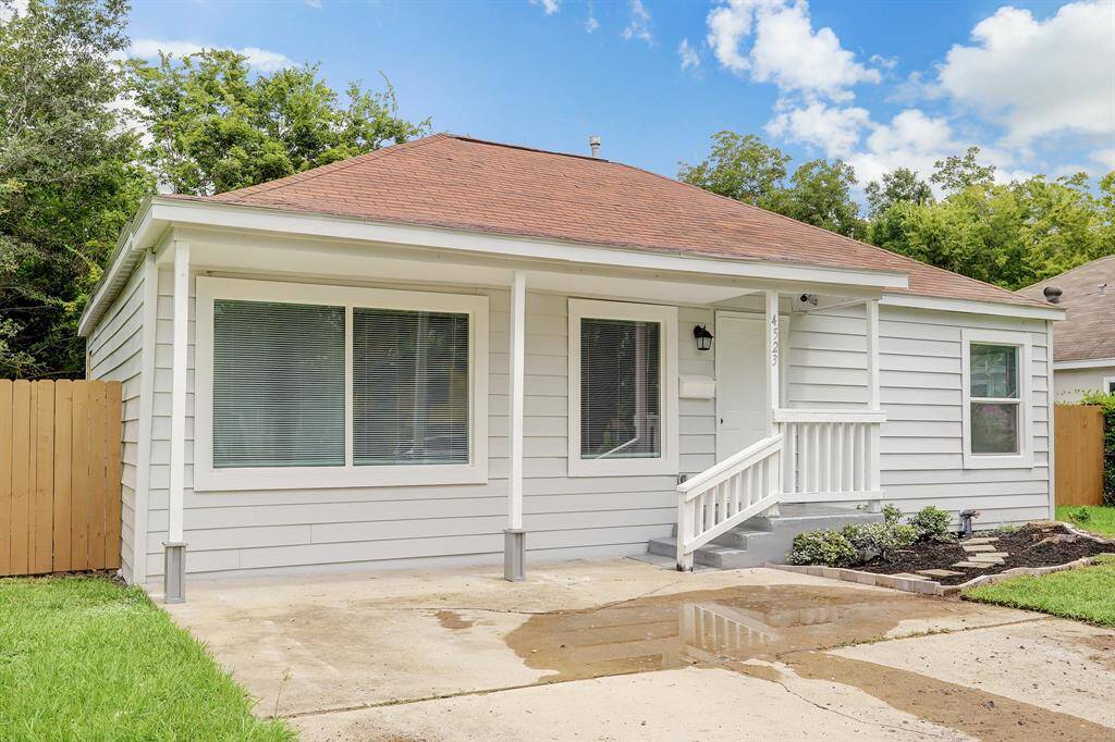 Large driveway for ample parking.
