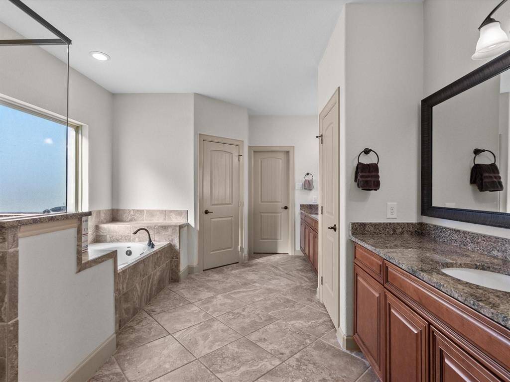 OVERSIZED DUAL VANITIES IN THE PRIMARY BATHROOM