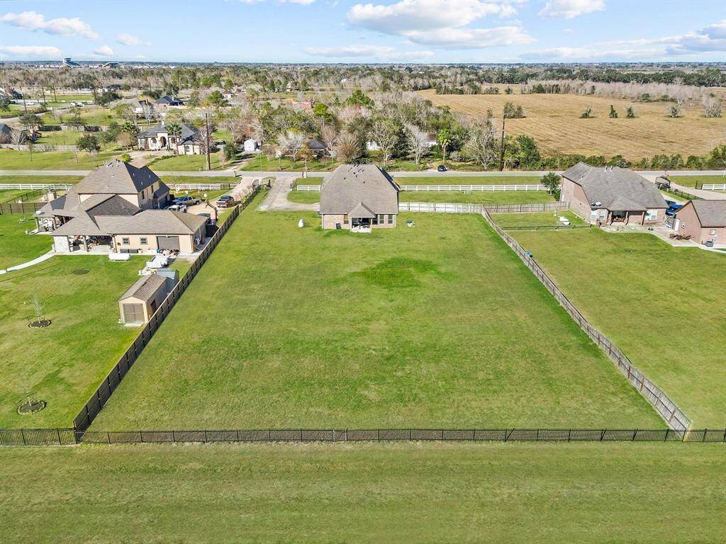 WOW LOOK AT THAT YARD! NOTICE THE COMPLETELY FENCED IN AND FRONT YARD WHITE PICKET FENCE!