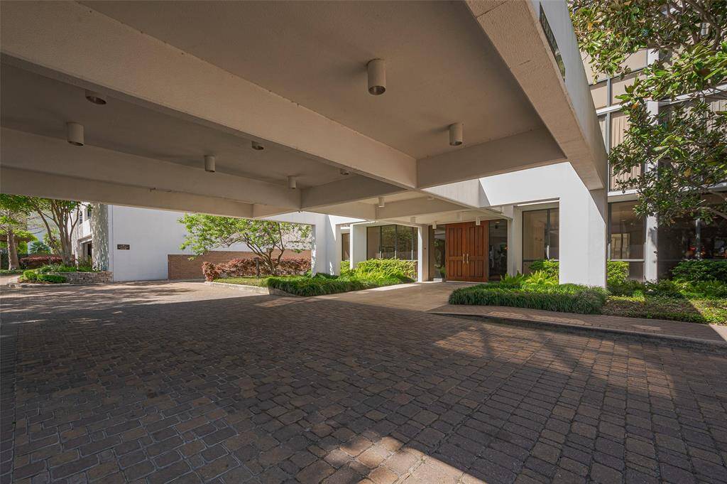 Porte Cochere of The Woodway