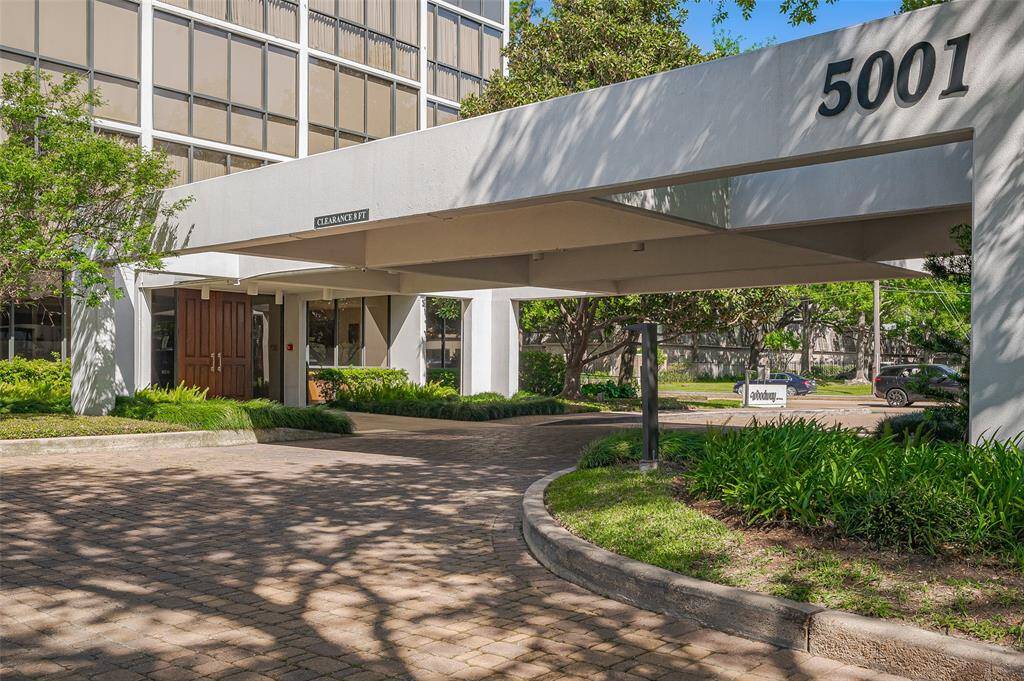 The Woodway a professionally managed and maintained building in an ideal location near numerous shopping options and Memorial Park