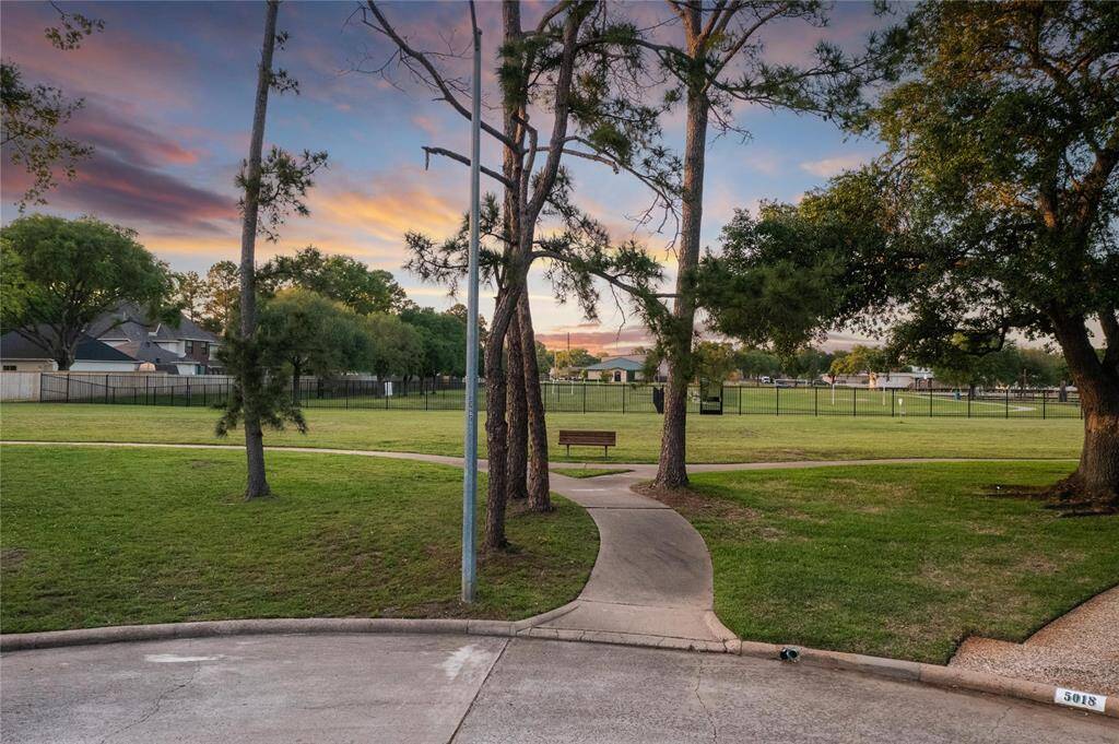 Friendly Culdesac Street & Easy Access to Walking Trail