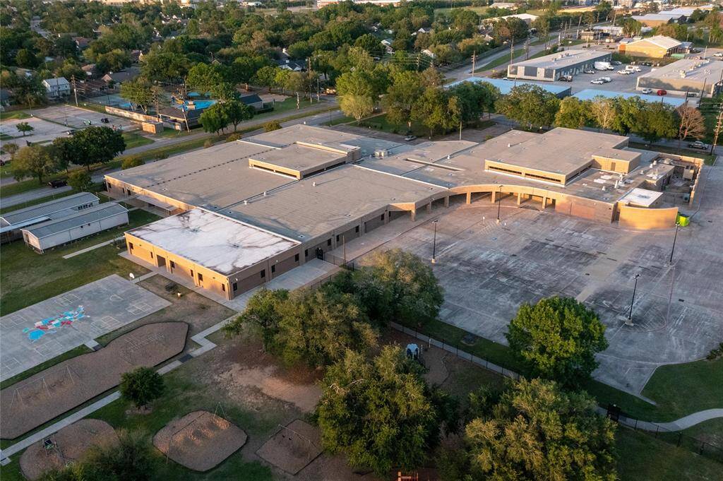 Culdesac entrance to Elementary School