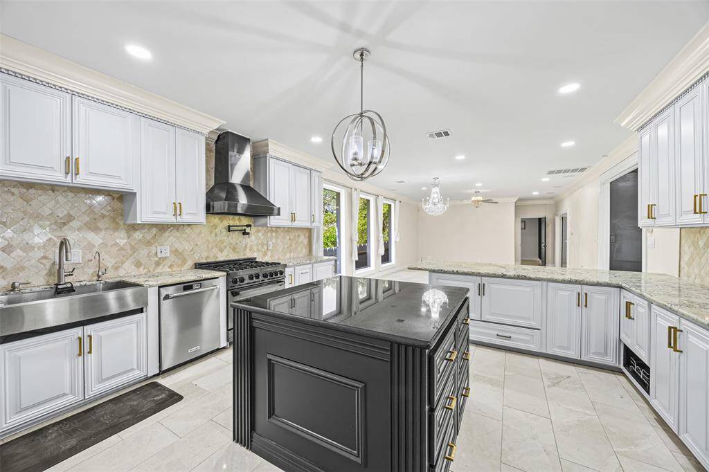 Open Living space elevated 9 ft high-cielingOpen kitchen space elevated 9 ft cieling. Step inside to a chef’s dream kitchen featuring custom-built cabinets (5/8 to 3/4” plywood), stainless steel appliances, a farmhouse sink, breakfast bar, and a gourmet island perfect for entertaining.Step inside to a chef’s dream kitchen featuring custom-built cabinets (5/8 to 3/4” plywood), stainless steel appliances, a farmhouse sink, breakfast bar, and a gourmet island