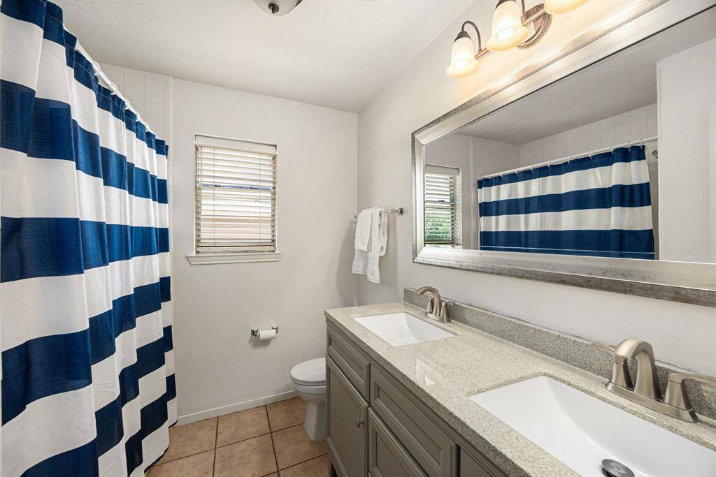 Guest bathroom.