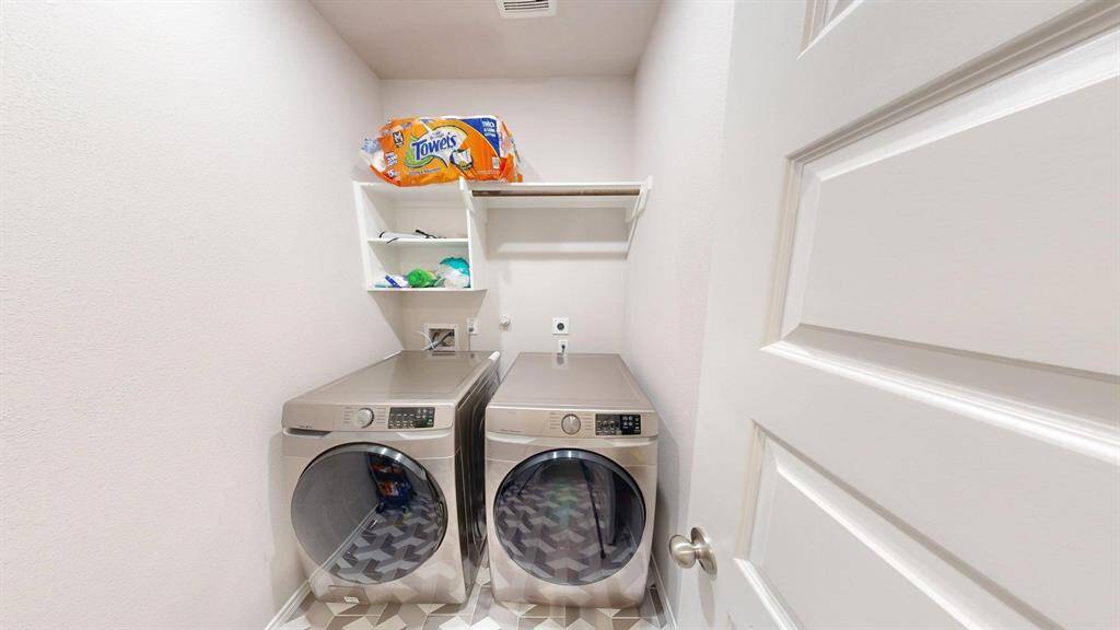 Large laundry room just at the right from the garage