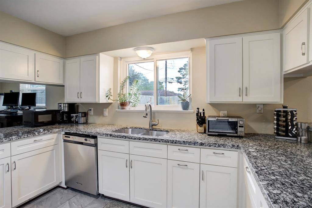 Stainless Steel appliances. Under-mount Stainless Steel sink w/Gooseneck faucet & pull-out spray