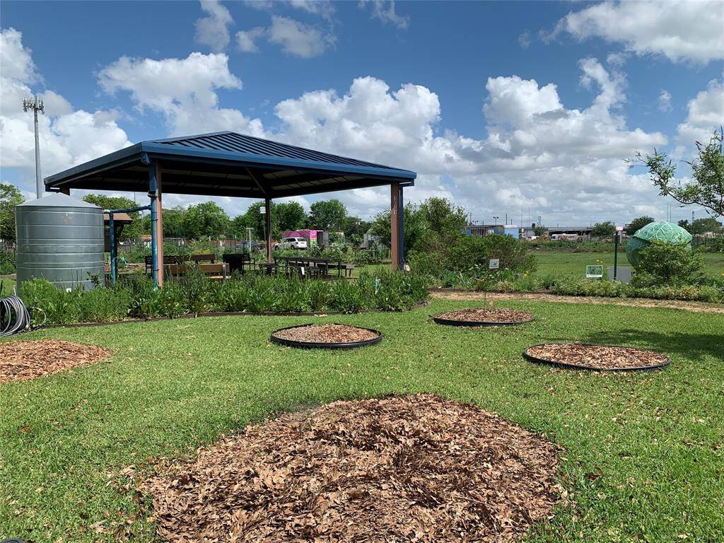 Westbury Garden has a pavilion and a rain water cistern!