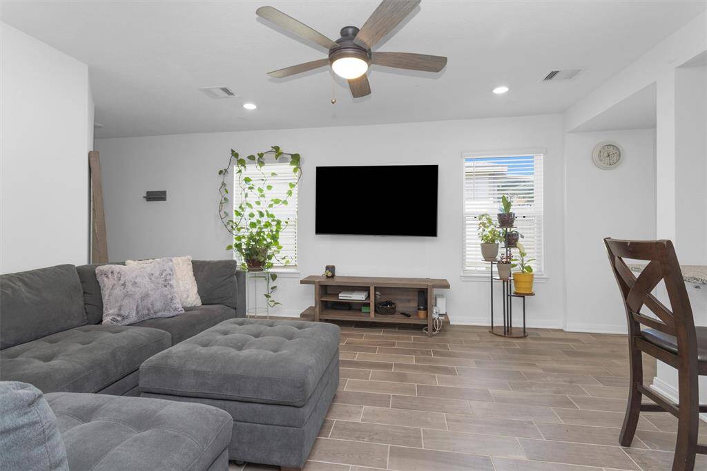 This home is filled with an abudance of natural light!