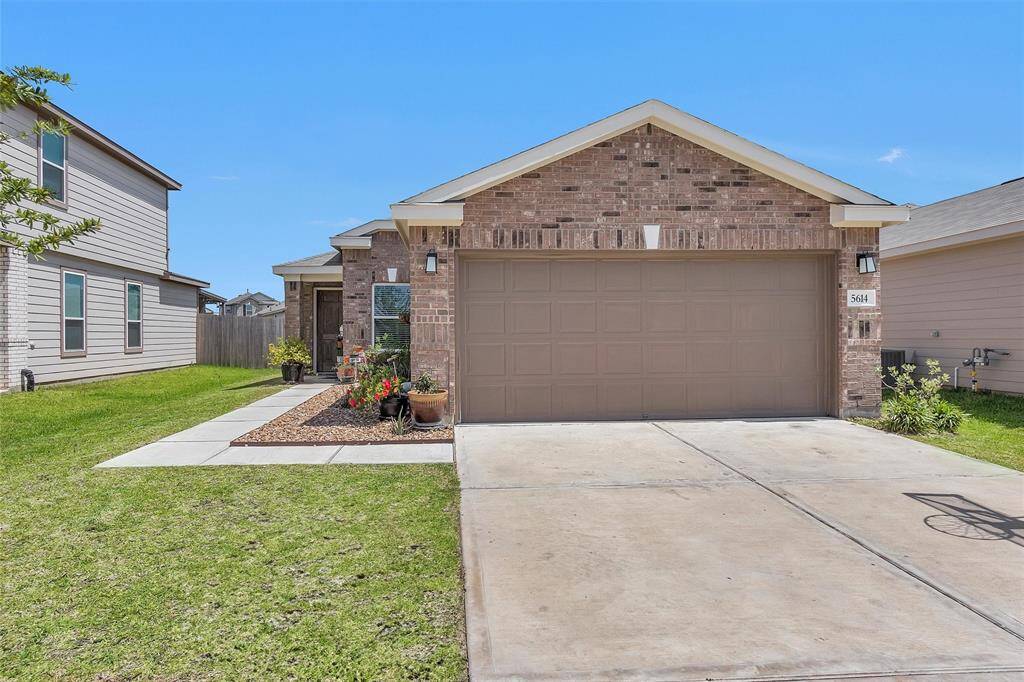 This home sits in a prime location - close to shopping, dining, major roadways and more!