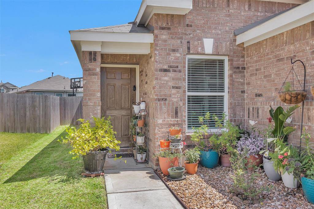 Stunning curb appeal and an inviting entrance!