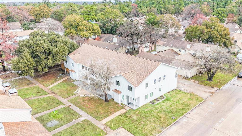 Meet the neighbors! Four unit building all brand-new, centrally located in Houston