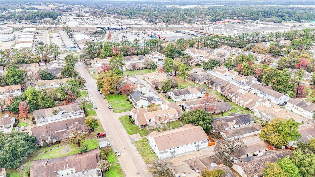 Amazing location, next to major freeway provides easy access and commute into the city
