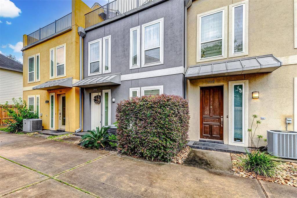 Don't miss out on the opportunityto lease this magnificent home! Schedule a viewing todayand discover the countlesspossibilities that await. WELCOME to your Rice MilitaryDREAM home! 5933 Allen Streetis a charming 3-story townhomelocated next to Houston'sbeloved Memorial Park,Downtown, Medical District andmore!