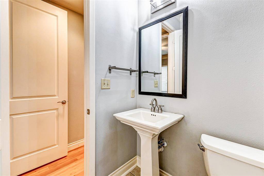 The primary commode area alsohas an access door that leads tothe main living area- perfect forguests (or you) that may notwant to walk through the primarysuite. A white pedestal andchrome fixtures elevate thisguest/primary combination.