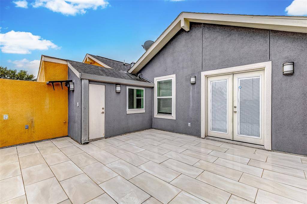 Whether you're relaxing with abook, hosting a barbecue, or hosting a party, thisinviting space offers endlessopportunities for enjoyment andrelaxation, making it the perfectplace to unwind and connectwith nature.
