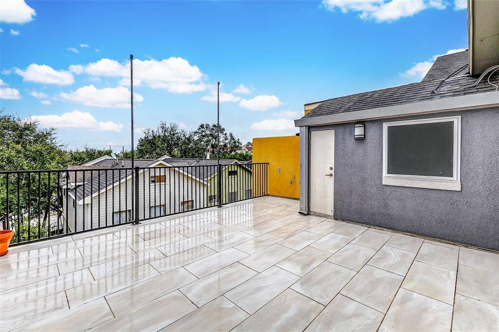 Step outside on your ROOFTOPpatio to enjoy the beautiful Texassky and skyline views ofDowntown Houston! You haveample space to create a relaxingoutdoor space with your favoritepatio furniture and greenery.